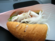 肝心のさばが見えてないな…パンはバゲット風固め。玉葱のスライス・白胡椒・レモン汁を好きなだけ…200円ナリ。