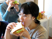 すんませんすんません…